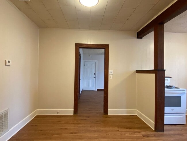 Building Photo - CUTE 2 BEDROOM