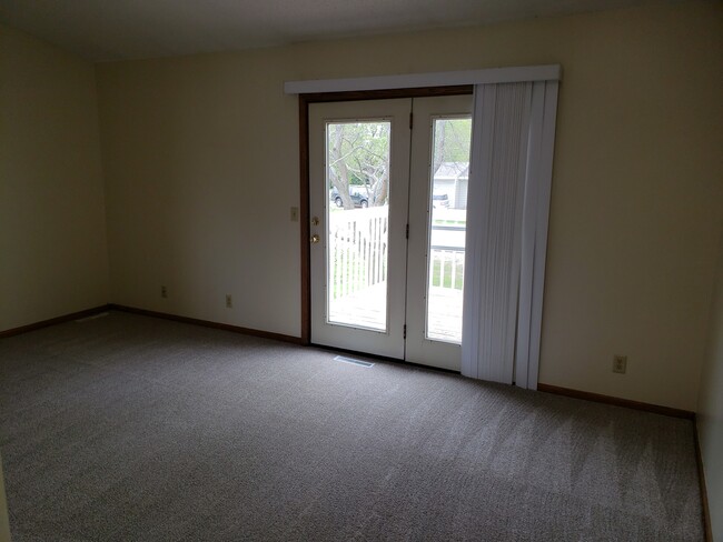 upper living room with deck - 8705 Glasgow Ln