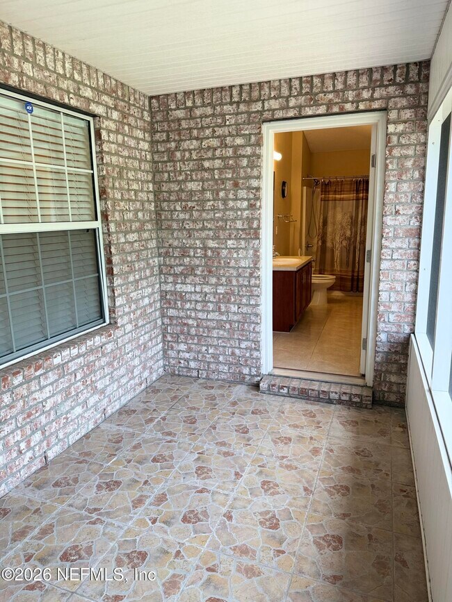 Building Photo - 5925 Round Table Rd