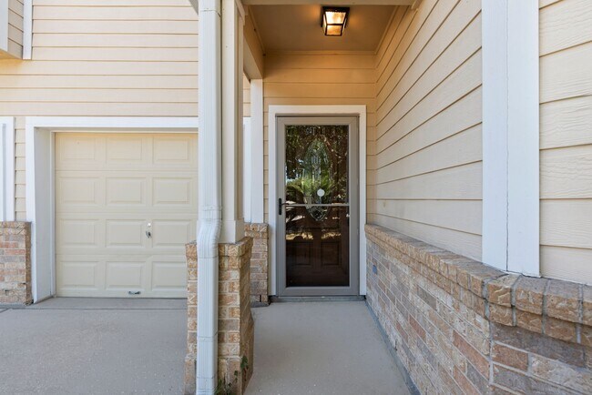 Building Photo - Spacious 3-Bedroom Home in Lakeshore with ...