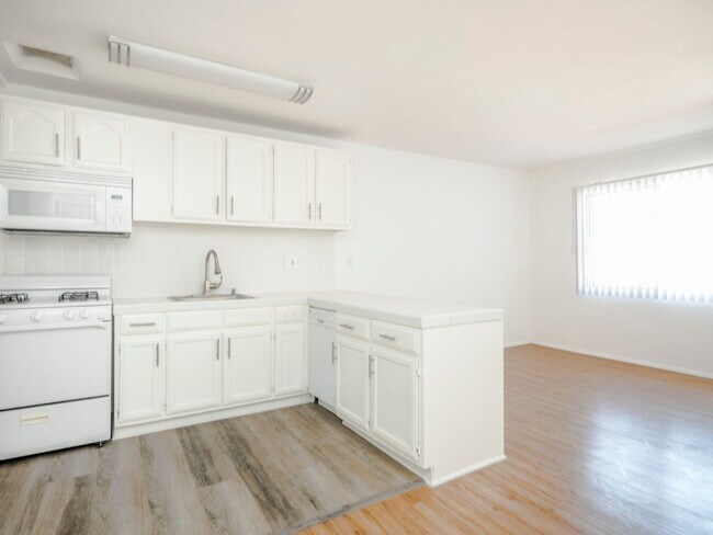 Building Photo - 5725-29 Vineland Ave