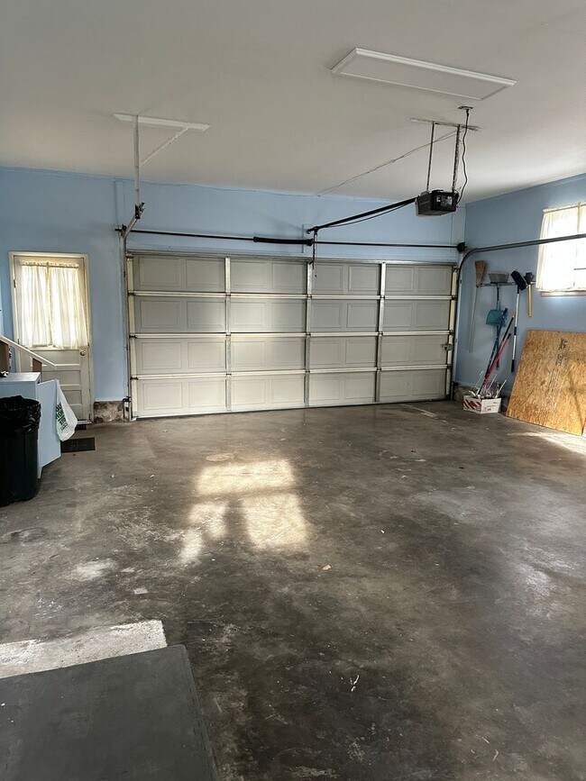 Building Photo - 708 Cave Mill Rd