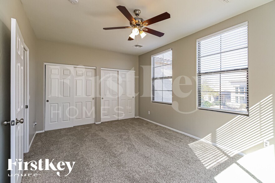 Building Photo - 725 W Desert Basin Dr