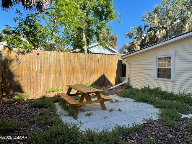 Building Photo - 37 S Wild Olive Ave