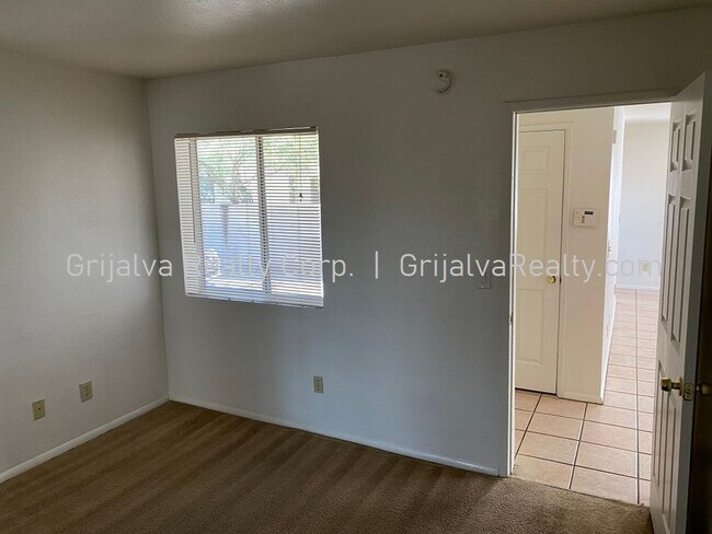 Building Photo - 1010 E Elm St