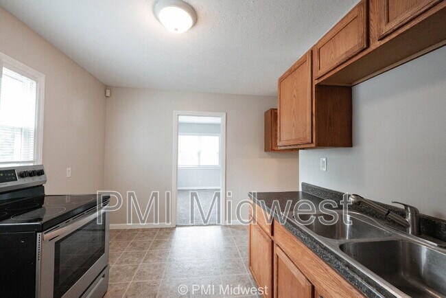 Building Photo - 1615 E Southport Rd