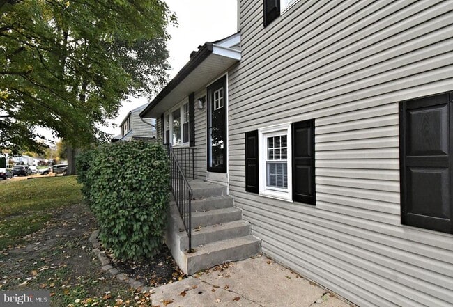 Building Photo - 201 Montgomery Ave