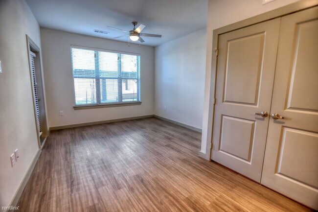 Building Photo - 1 br, 1 bath Condo - 2851 E University Ave...