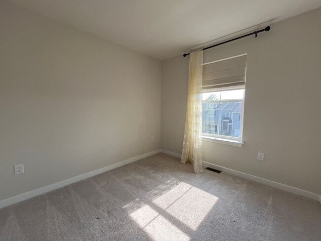 Building Photo - Beautifully maintained 3-bedroom, 2.5-bath...