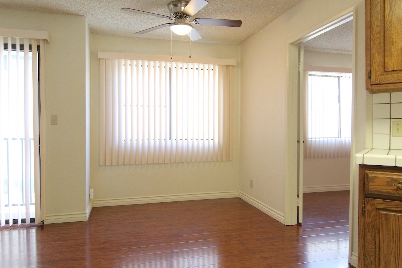 Building Photo - 4267 Beverly Glen Blvd