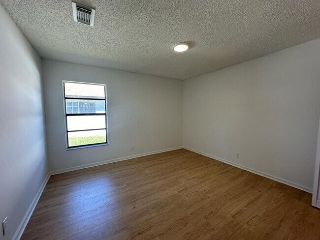 Building Photo - 556 Holly Dr