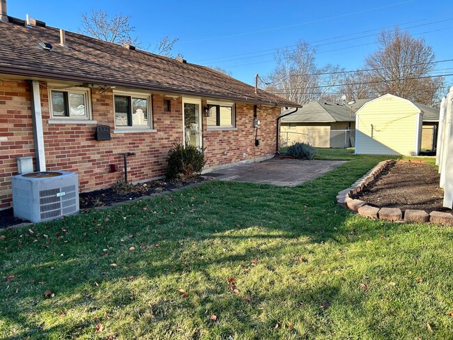 Building Photo - 3 bed 1 bath close to shopping, schools, parks and more!