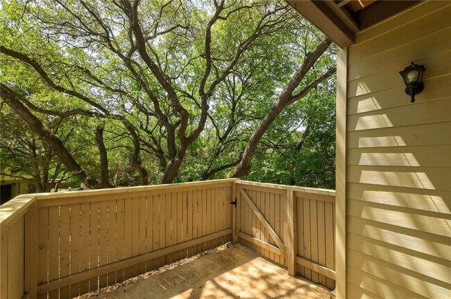 Building Photo - 1938 Holly Hill Dr