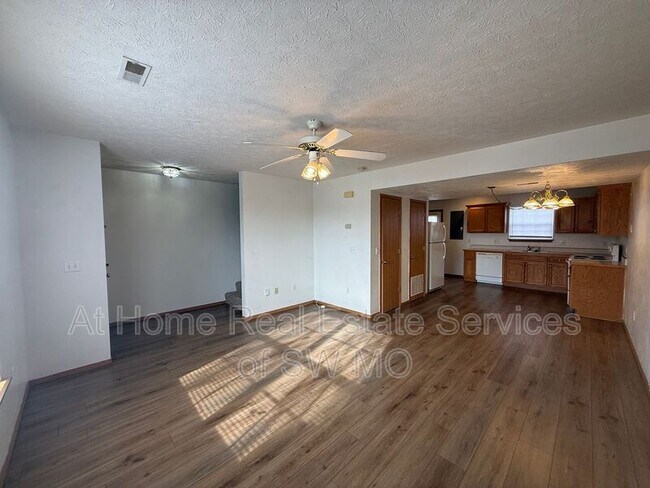 Building Photo - 743 Kings Carriage Rd