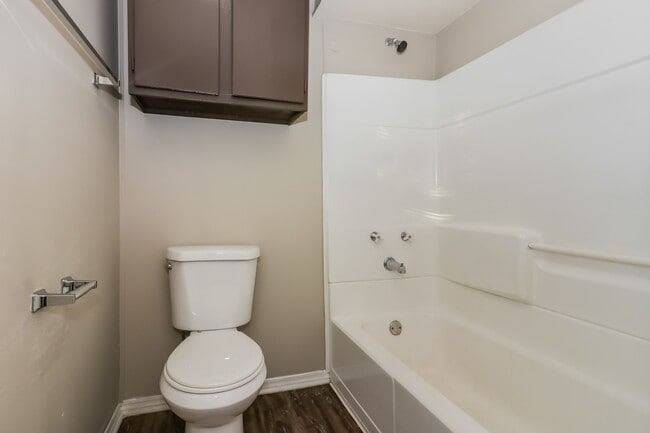 Building Photo - 15310 Meadow Village Dr