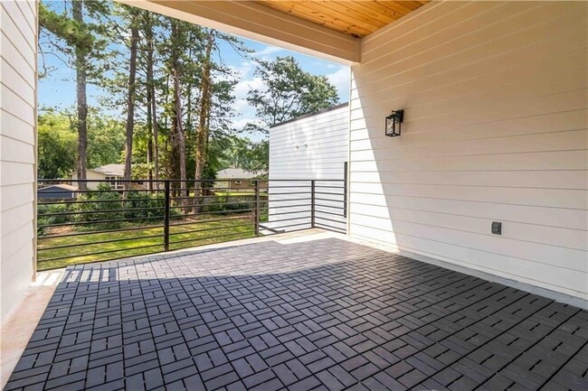 Building Photo - 1554 Columbia Cir