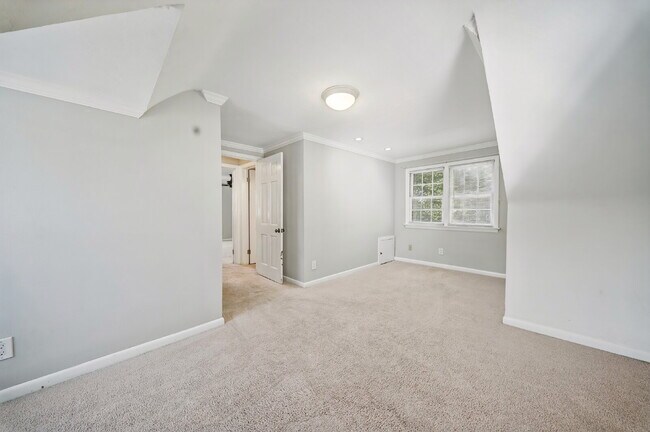 Building Photo - 4 Bedroom 2 Bathroom with large fenced in yard for Pets