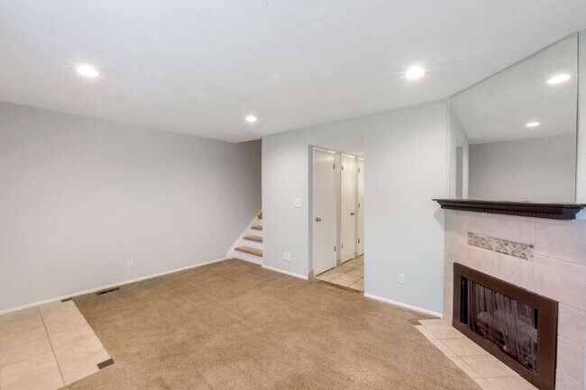 Building Photo - Convenient Sandy Townhome with 3 BD & 2 BA