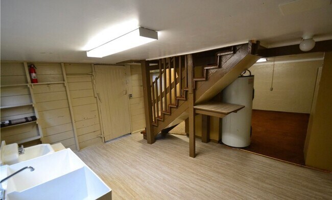 Building Photo - Beautiful Craftsman 5 bed 1 bath home with...