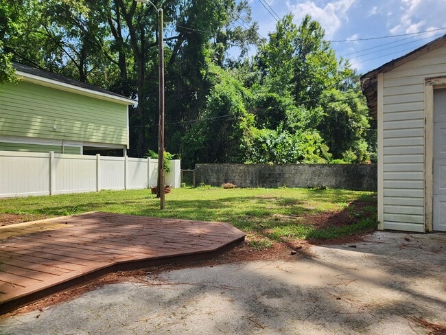 Building Photo - Charming 3-bedroom, 1.5-bathroom home located just a few blocks from Daffin Park