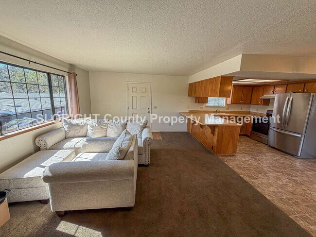 Building Photo - AVAILABLE MARCH - Charming Home with Private Yard in Atascadero - 2 Bed / 1 Bath