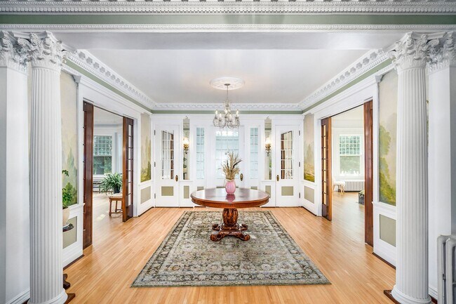 Building Photo - Beautiful 3 Bedroom/2 Bathroom First Floor Apartment in East Duluth Mansion - AVAILABLE JUNE!