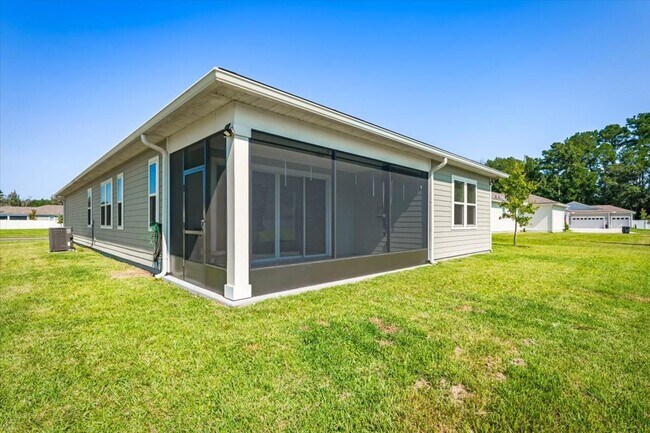 Building Photo - 4 Bedrooms | 2 Bathrooms | Screened Patio ...