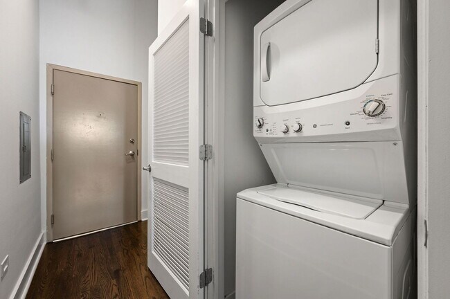 Building Photo - 1645 W Ogden Ave