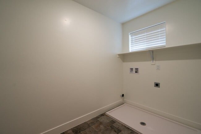 Building Photo - Flexible Lease! 4 Bedroom End Unit in St. ...