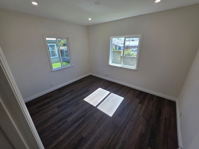 Building Photo - LOOKS JUST LIKE NEW