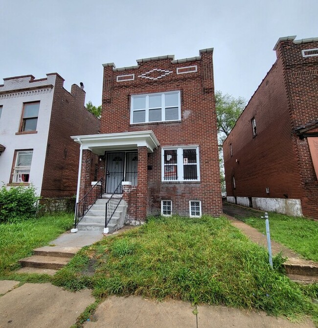 Building Photo - Completely Renovated New and Open Concept ...