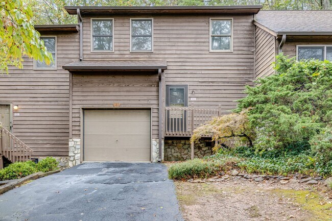 Building Photo - Bright 2-Bedroom Townhouse with Garage & Pool on Tunnel Road