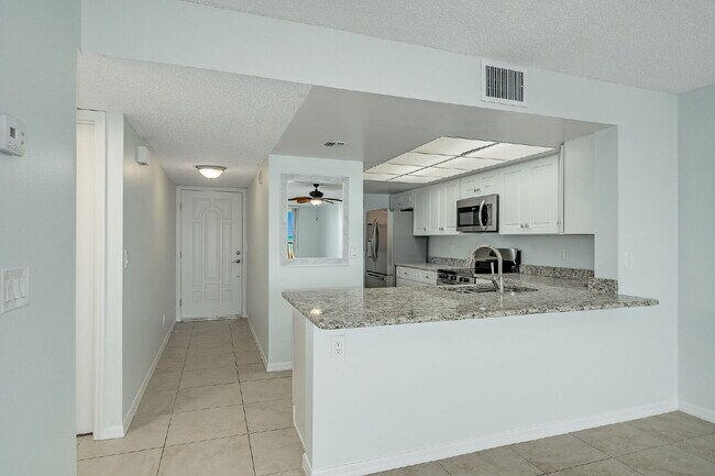 Building Photo - 1/1 Oceanfront condo with resort-like amenities!