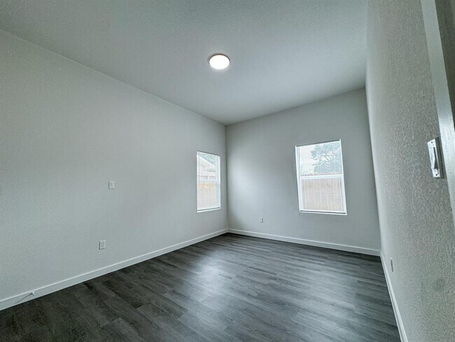 Building Photo - 328 Clearwater St