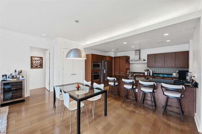 Building Photo - 210 Lee Barton Dr