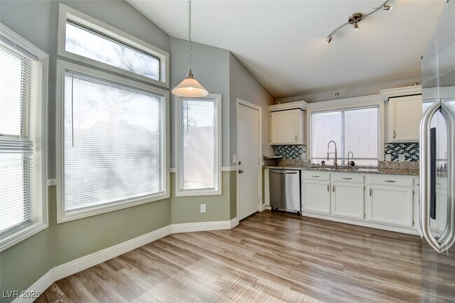 Building Photo - 7221 Single Pine Dr