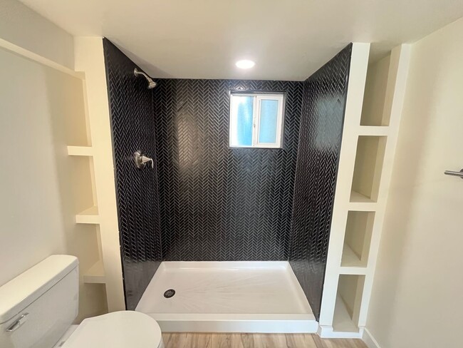 Building Photo - Just renovated! Stunning High-End Finishes!