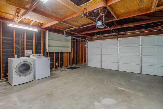 Building Photo - Beautiful 3 Bedroom + Den Home in the Foot...