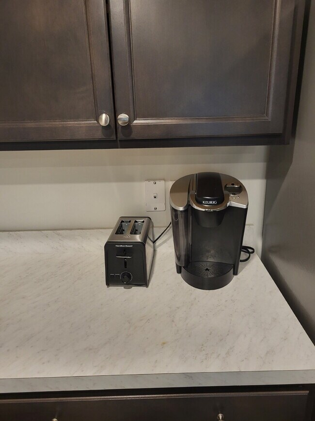 Building Photo - "Spacious Fully Furnished 4-Bedroom Townhouse in Summerville with 3 Full Baths – Your Perfect Fam...