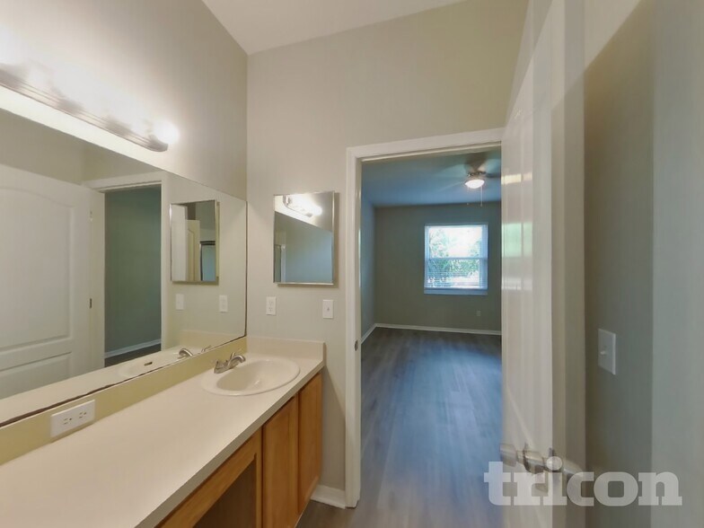 Building Photo - 715 Grand Canyon Dr
