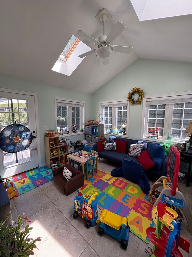 Building Photo - 2 Bed - 1.5 Bath: Single Family in New Lon...