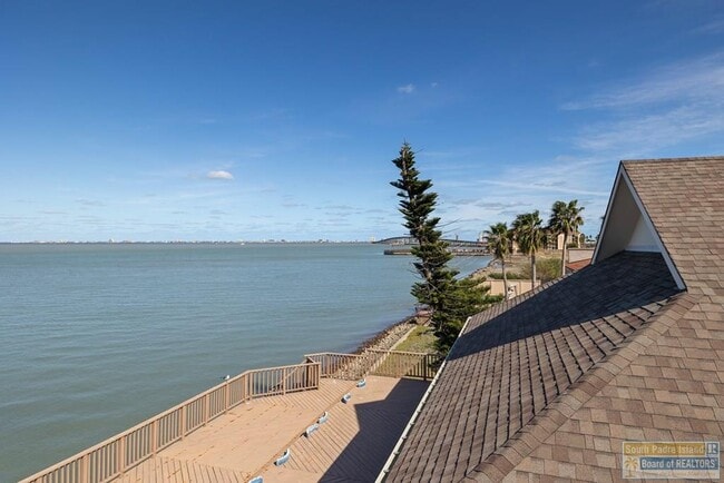 Building Photo - 618 N Shore Dr