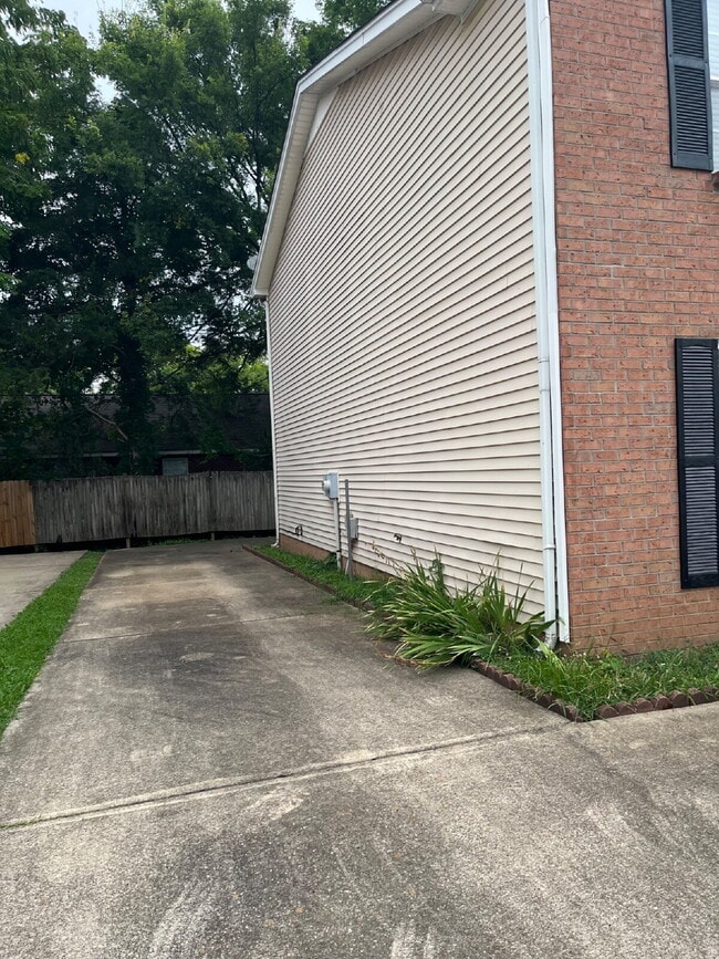 Building Photo - "Charming 2-Bedroom Townhouse with 2.5 Baths in Murfreesboro – Spacious 1,290 Sq Ft Living!"