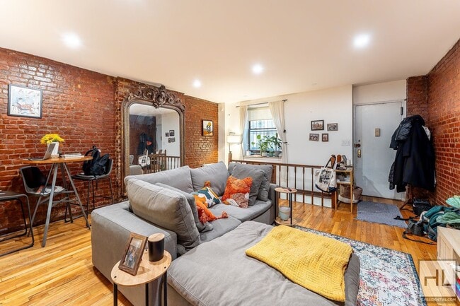 Building Photo - 131 W 82 St