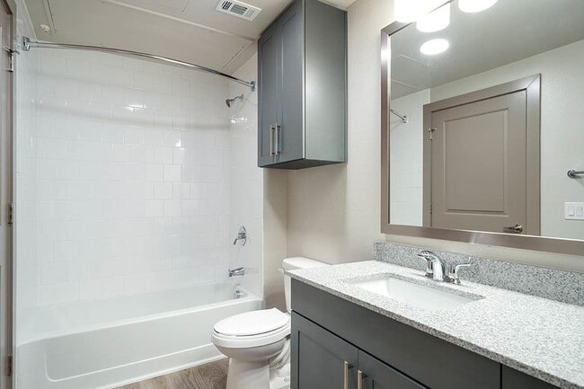 Apex Deluxe Plus - Bathroom - unfurnished - Northside Apartments