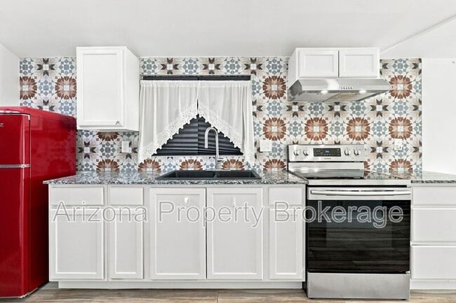 Building Photo - 1128 E Almeria Rd