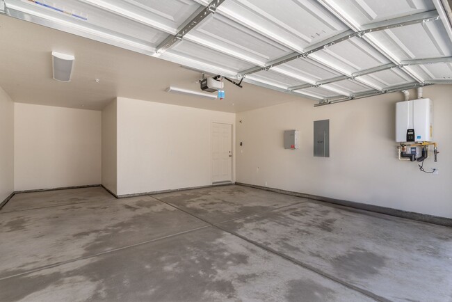Building Photo - 2467 Oakmont Cir