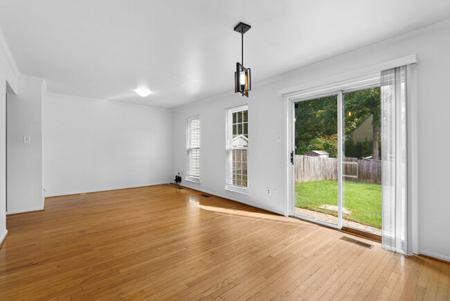 Building Photo - Spacious Townhome