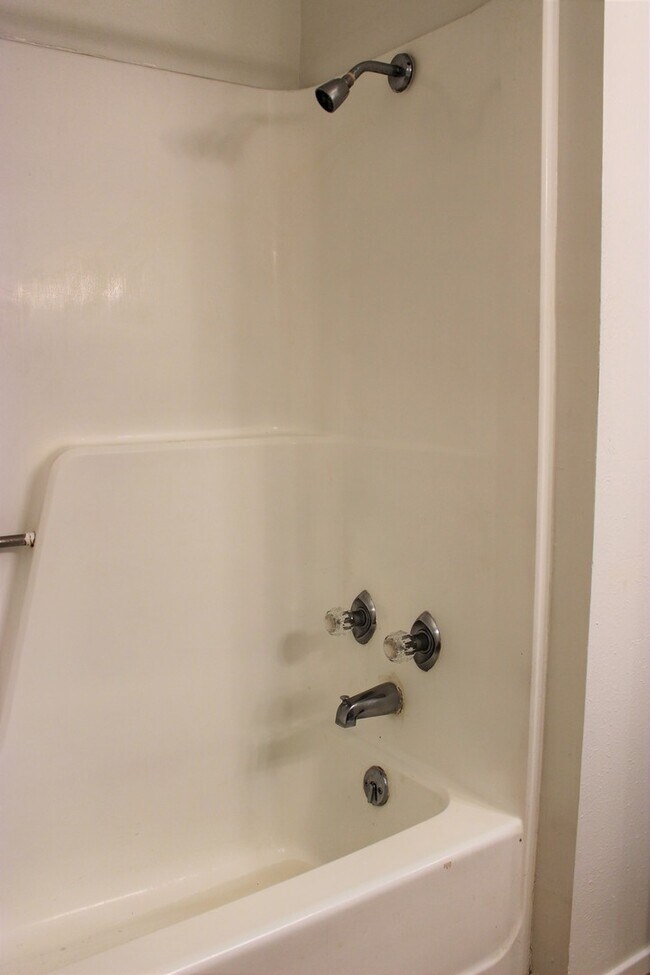 Building Photo - UPSTAIRS 2 BD UNIT w/ PRIVATE COVERED BALCONY