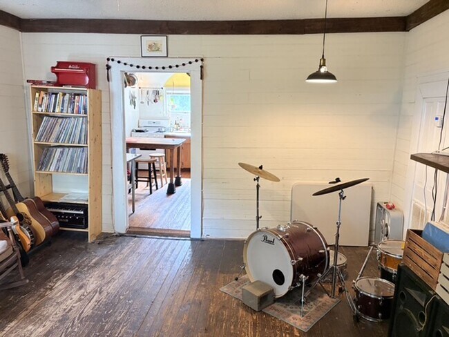 Building Photo - Two Bedroom Cozy House!